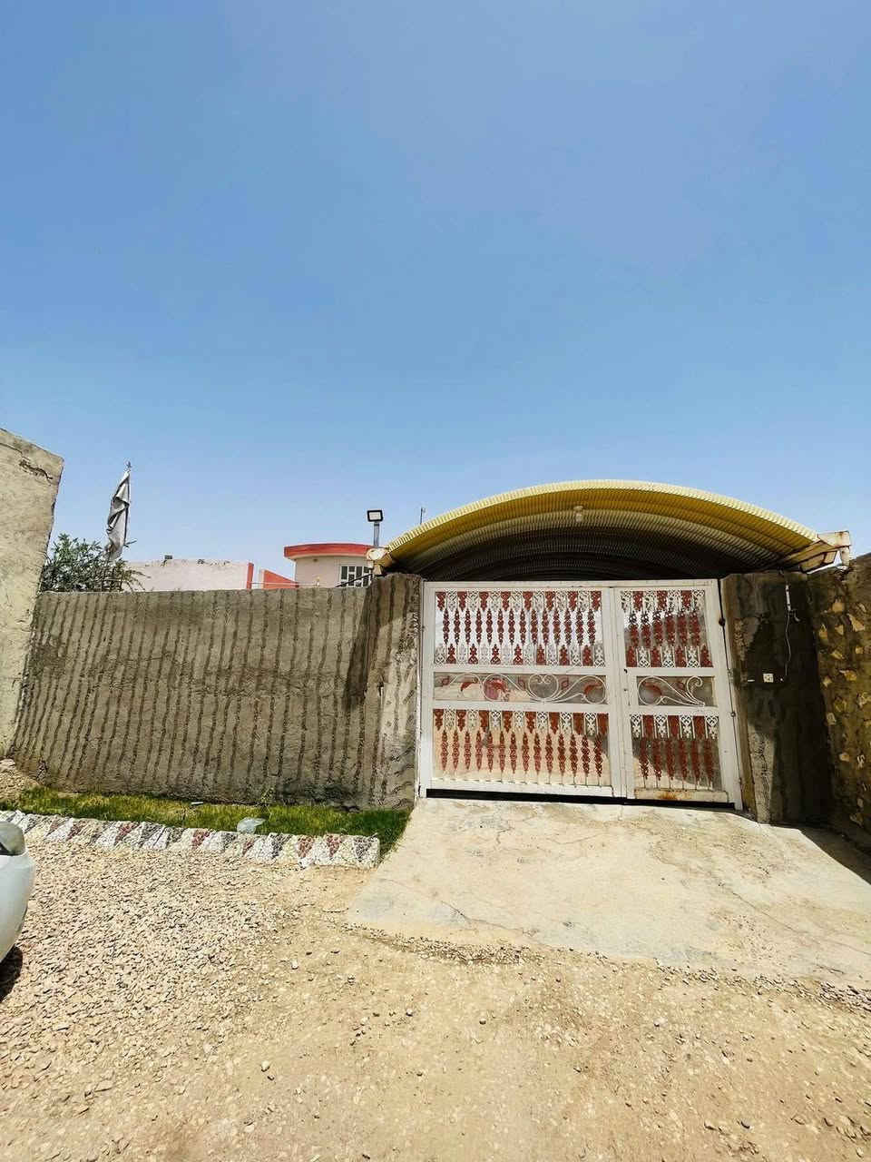 دار للبيع
في المناذرة حيرة (طريق الصنين) . 

 (منطقة الرويطات )👈🏻مجاور جامع ذو الفقار 

 دونم طابو زراعي سند 25 ب اسمي 

المساحة 300بناء مع الأثاث 

مع هيكل دار 150متر 

التفاصيل. الدار مكون من 4 غرف 

مطبخ 4 ×6
  

صالة 4 ×6

إستقبال 5 ×13

هـول 5 ×10
وصحيات داخل وخارج  
وحدايق  امامية وخلفية 
الاستفسار على الرقم
***********
