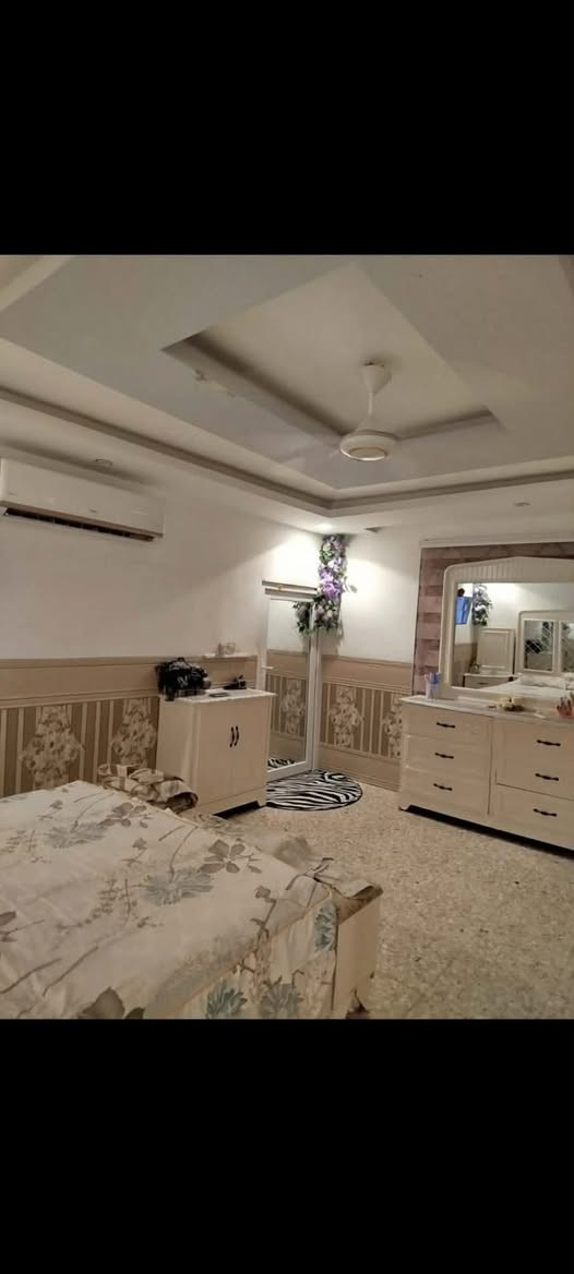 بيت للبيع مساحته 200 في حي السلام الثانية قريب جدا عل شارع ام البنين وقريب جدا عل كراج الموحد يحتوي على غرفتين نوم واحد من الغرف تحتوي على سويت وكلدور واستقبال ومطبخ حار وبارد وثلاث حمامات وحديقة وكراج سيارة للاستفسار الاتصال على الرقم ***********

نص مكتوب في الصور:
- HONOR X9c
- HONOR X9B
