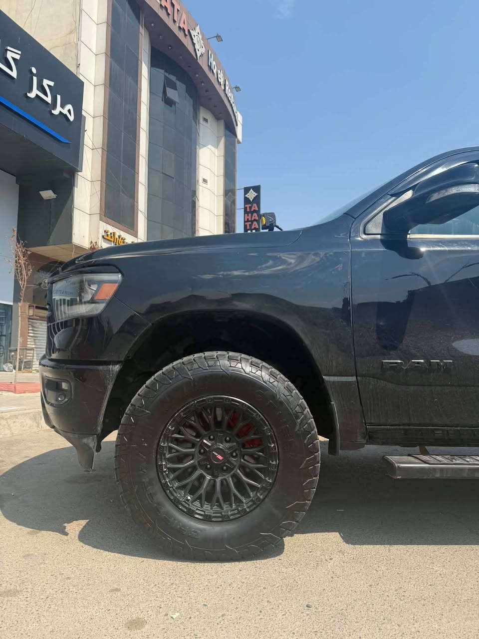 السلام عليكم سياره دوج رام موديل 20 بك هورن باب طويل بدي قصير الفئه المرغوبه . رقم اربيل حادثها جاملغ امامي وجاملغ خلفي من امريكا ماشيه 87 الف السياره بصمه تشغيل عن بعد  منظومه غاز 100لتر تخم تاير جبلي جديد سياره جديده واي نقص مابيه لايت لد امامي خلفي كشن كهرباء تدفئه كشن جامه خلفيه سلايت ..محرك 5700.سعرها 247 وبيه مجال  بيع فقط  .للشراي للاتصال ***********.   .*********** واتس مكانها بغداد سريع حي العامل
