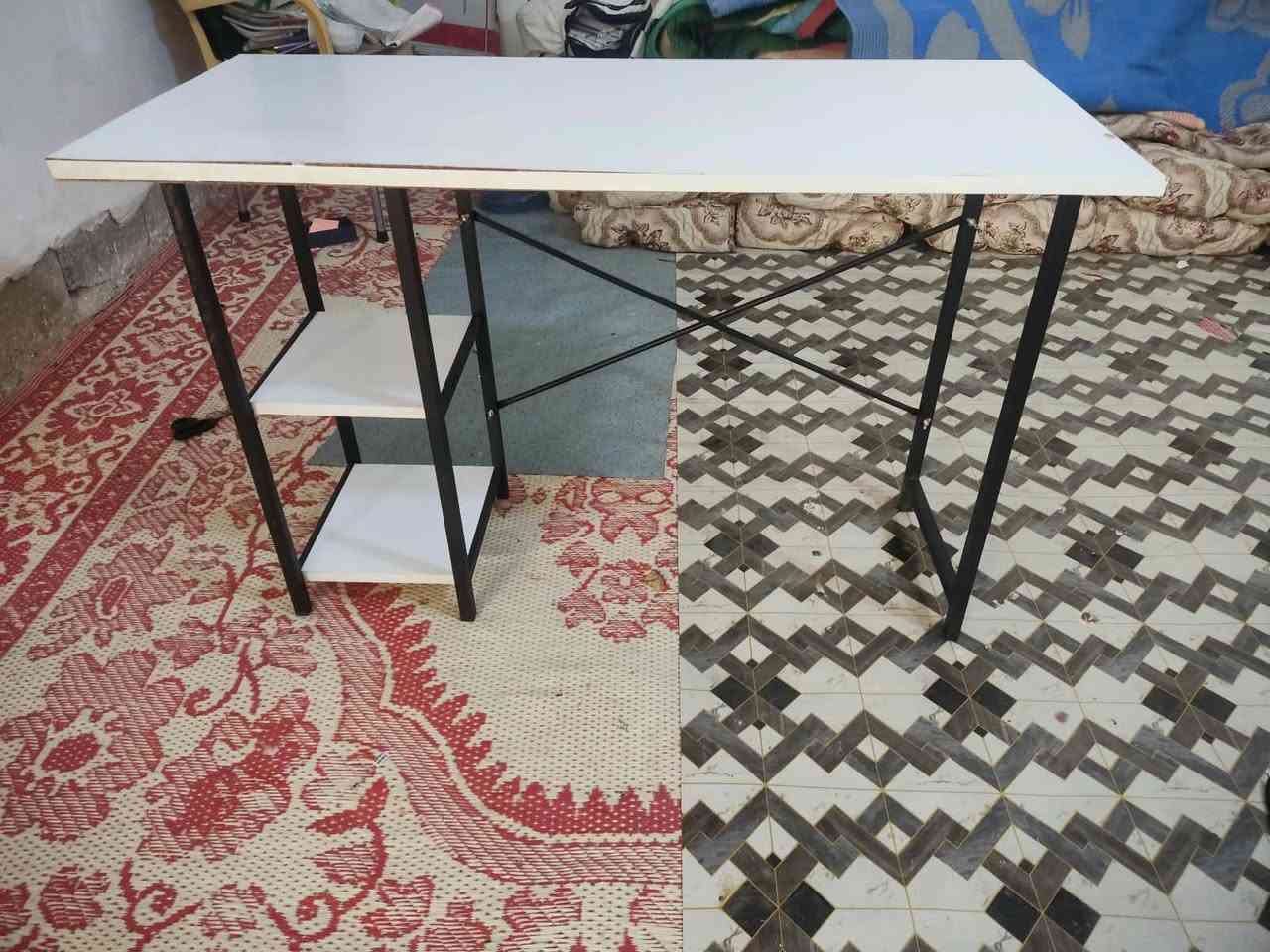 ميز دراسه مستعمل للبيع لي يحب يتواصل عواتساب ***********
