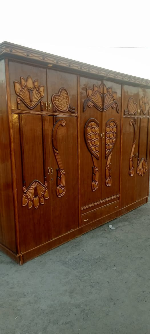 غرفه اخشاب تحتوي على
كنتور وميز مرايه وزاويه كنتور وجربايه وتاج 

للاستفسار 
***********
