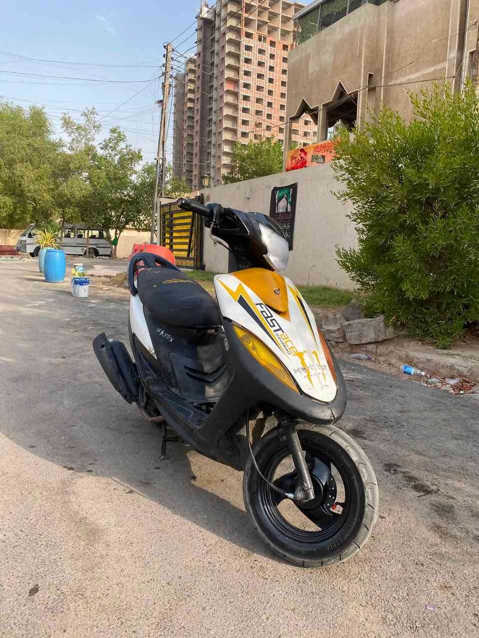 سلام عليك
ماكس عدله بوشه ٤٩ بلاديه

الدراجه مكينتها ناعمه تخبل 

بيها كلجات امامي خلفي رياضي 

بيها سبايدر مال اربعه 

وبيها صالنصه اف ام 

وبيها بك لايت مال اربعه 

الدراجه شلعه ومعدل حلوه 

سعرها ٤٥٠ وبيها مجال حك الجيه 

مكاني بياع 

اي ستفسار اتصل وبيك خير ودلل 

***********
