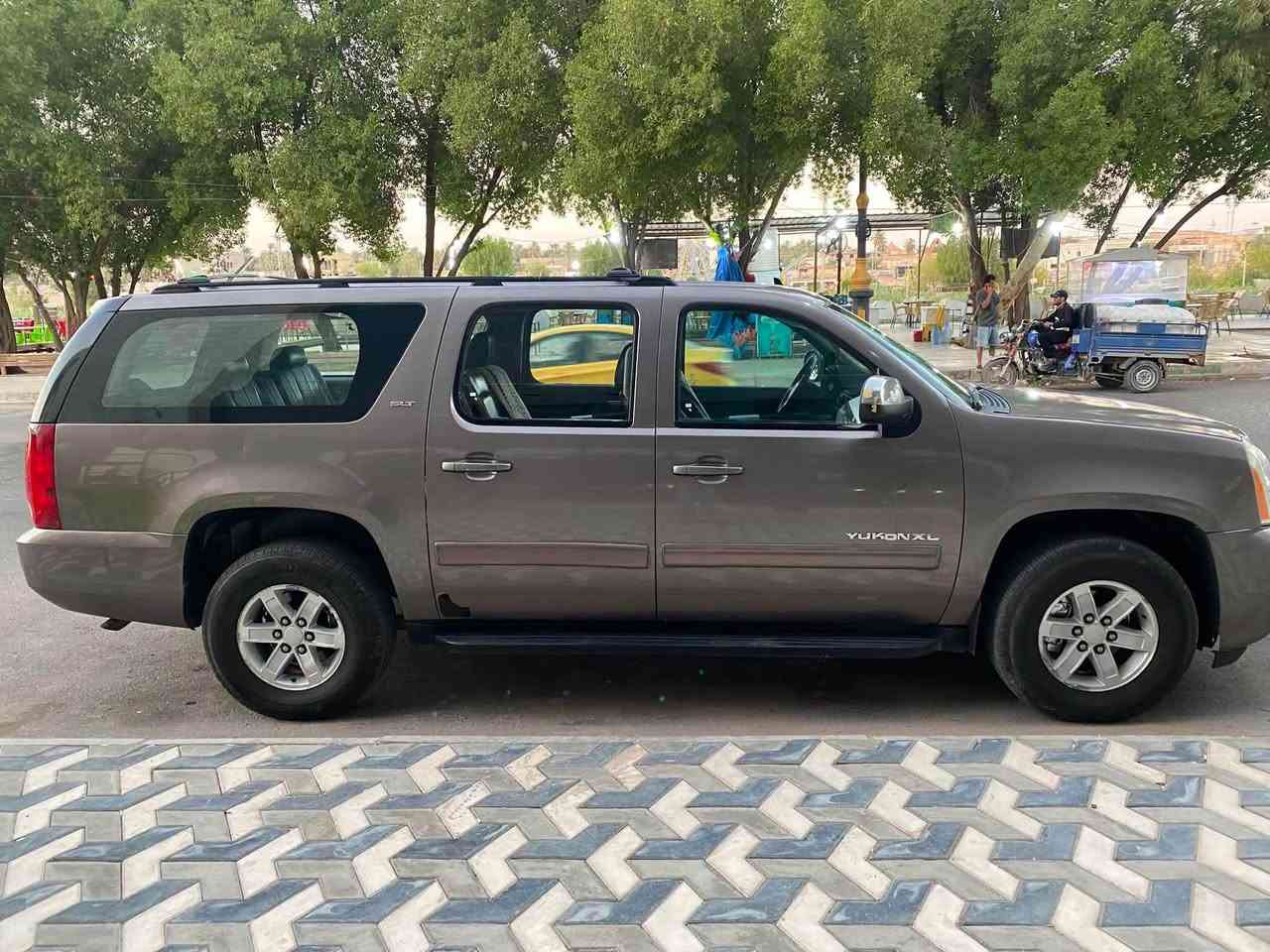 🚗 للبيع: جي إم سي يوكن SLT 2013
رقم ( أنكليزي دولي) بغداد خصوصي 

(فحص وهزه جديده)

     ( مشروع وطني) 

 (سنوية جديدة. )

(لغاية 30/11/2030

📍 مكان السيارة: السماوة – قضاء الخضر

📞 للتواصل: ***********

📊 المسافة المقطوعة: 163,000 ميل قابلة للزيادة 

🛠️ المحرك: 8 سلندر – 5300cc

كير محرك اكسل شرط 

برغي ممفتوح بيهن

⚙️ المواصفات: فئة SLT

(7) راكب

• مقاعد أمامية كهربائية

• تدفئة مقاعد 

• مثبت سرعة

• تشغيل عن بعد

• تحكم ستيرن جهتين

• ترحيب بالمرايا

• تحكم دواسات بنزين

             (مع)

• بريك كهربائي

• كاميرا خلفية بلادية 

• تبريد ممتاز جيدجداً 

• دواخل سوداء نظيفة جدًا جداً

• كامل المواصفات ما عدا الفتحة

⚠️ أضرار السيارة:

• وارد امريكي 

• تبديل الجاملغ الأمامي الأيسر والبنيد

📌 تفاصيل إضافية:

• السيارة بسمي 

• ⁠تحويل ثاني يوم

• ⁠بدون وكالةً 

• شرط التحويل

• طخم إطارات جديد مع بطارية جديدة

• حدادية جديدة

• طخم دبلات جديد

💰 السعر: 190) ورقة $

نص مكتوب في الصور:
- ***********