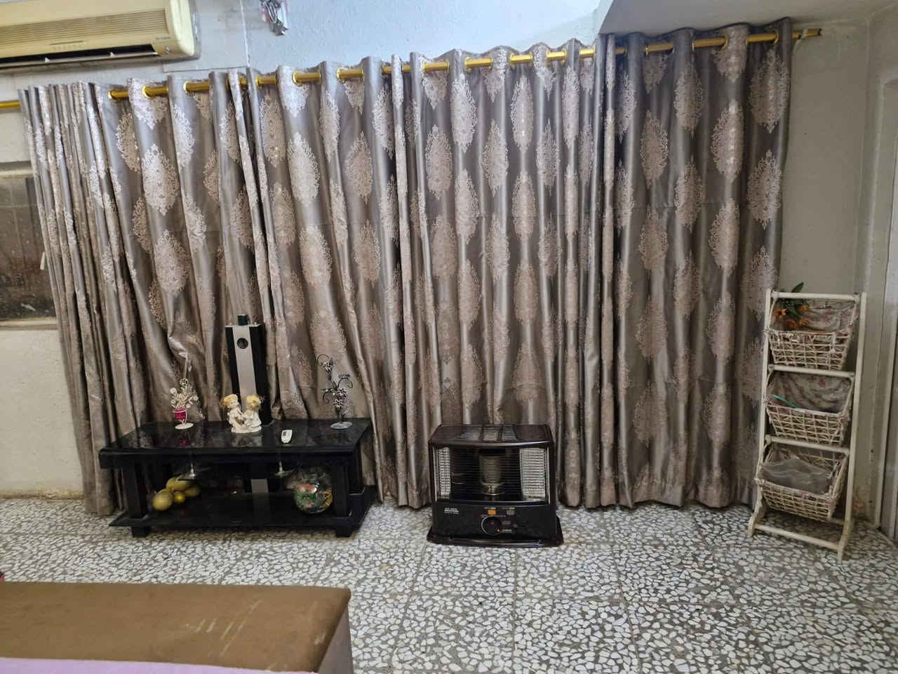 ردار مؤثث للايجار طابق ارضي خط مولد+انترنت يحتوي على 2غرف مطبخ صاله خدمات كراج للاستفسار ***********
