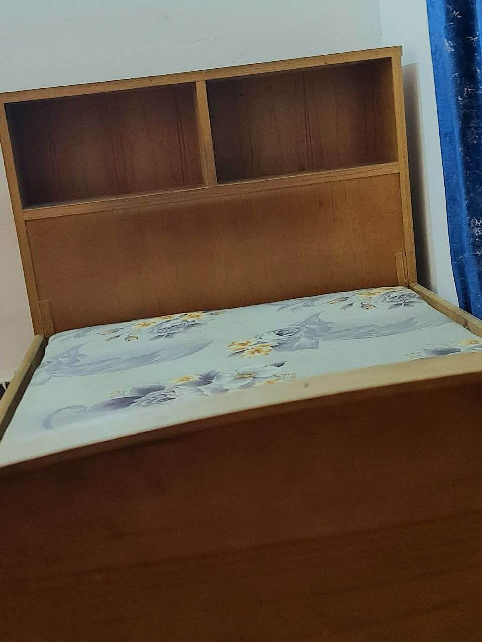 السلام عليكم 
چرباية نفر ونص نجارة صاج ممصبوغة لسه
الچربايه حيل نضيفة 
العرض110 
الطول امثر من مترين 
السعر 120 
المكان حلة- حي الجزائر 
***********

