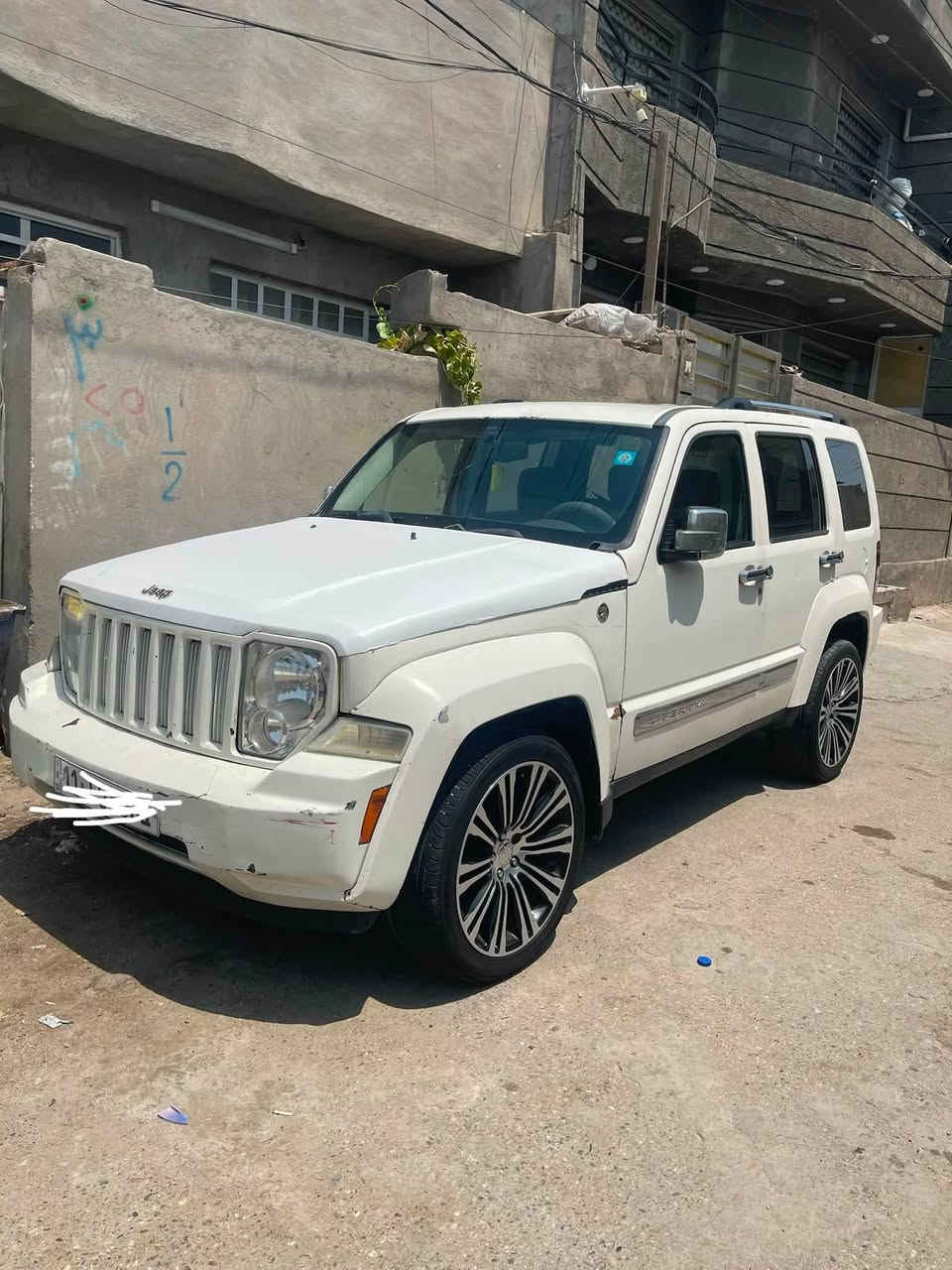 السلام عليكم أعيد النشر بسبب الوعود الكاذبه جيب لبرتي 2008 limited  فول مواصفات فتحة سقف داخل بيجي مكينه 3.7 خير من الله لاتنقيص لاتبخير كير تبريد كله جاهز الصدر الأمامي 50/100 الخلفي 75/100 مكانها بغداد السعر 65 وبيها مجال بسيط حك الجيه للاستفسار اكثر ***********
