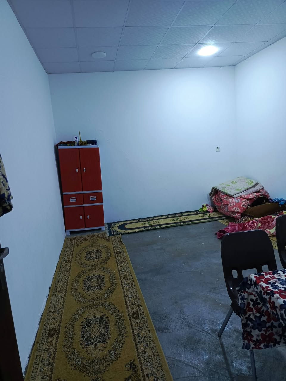 اسلام عليكم. بيت البيع مساحه150 
‏مطبخ ستقبال غرفتين نوم وصاله
‏موقع  شهربان حي المهدي فرع الي  بعد المولد سقوف ومغربي كهرباه كله جديد شغل
‏سعر خاص
‏‪***********‬
