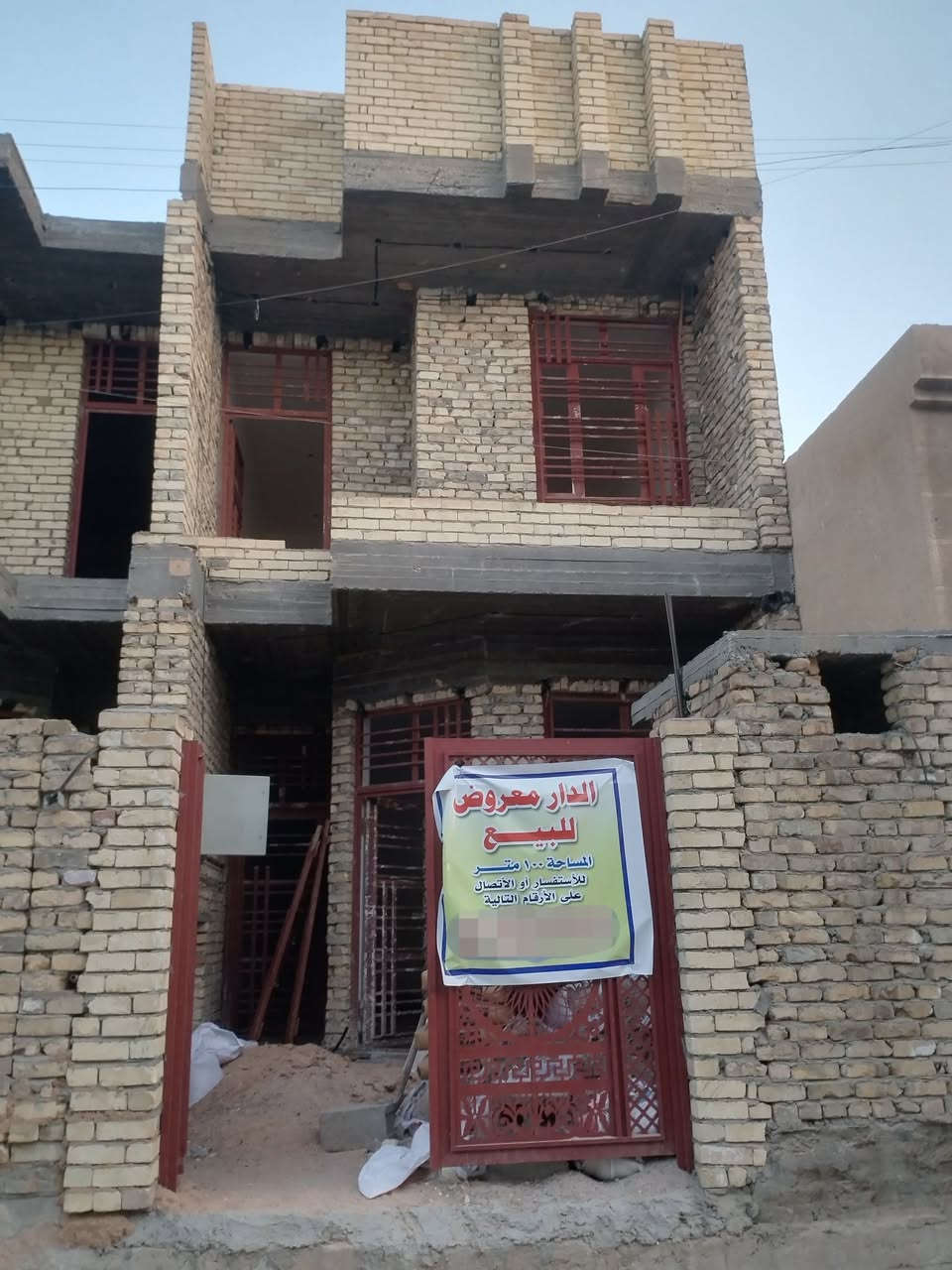 بــيـت للــبـيع
في حي النزل قرب جامع عبدالعزيز المساحه 100متر مكون من استقبال وصاله ومطبخ ومنور وحمام فوك وجوه وخارج وغرفتين في الطابق الثاني وبيتونه وسطح مثل ما موضح بلفديو السعر: 110 وبي مجال للطيبين 
الاتصال علئ الرقم: ***********
