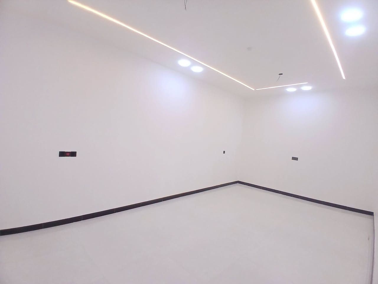 دار للبيع كوت حي الحكيم شارع علاء غريب قرب الكورنيش بناء طابوق مرقم من قبل البلديه مساحه 200م بناء طابوق يتكون من 4 غرف نوم نوم مطبخ استقبال هول صحيت داخليه وخارجيه السعر المطلوب128 مليون وبيها مجال للشراي الاستفسار مراجعه مكتب دلالية حسن البيضاني*********** نستقبل كافة العروض في حي لحكيم
