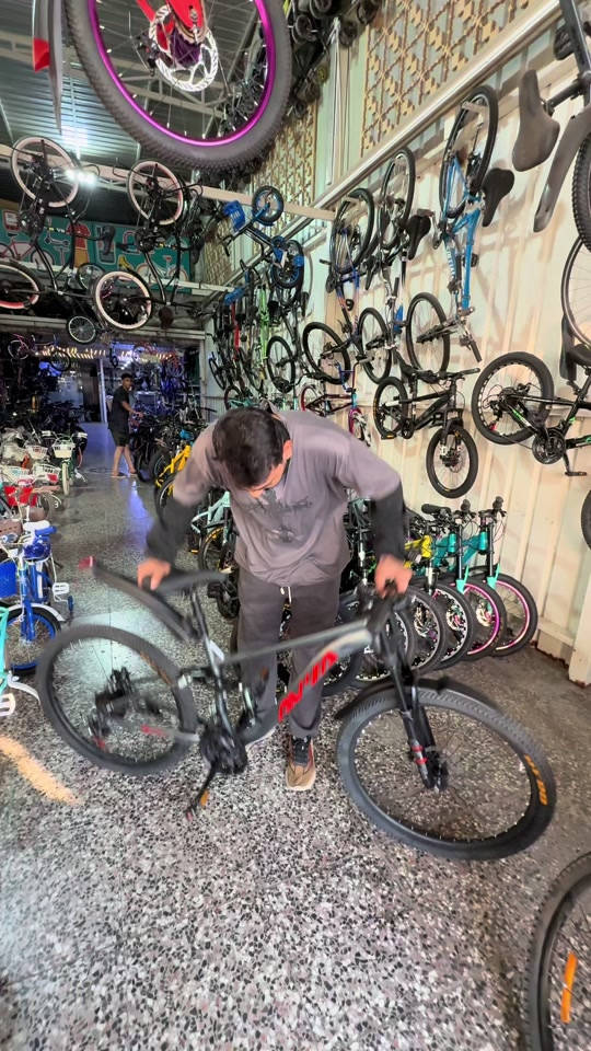 🏔️🚲 بايسكل جبلي أصلي مو تجاري! 🔥 💪 قوي ومتين ويتحمل الاستخدام 🛞 دبلات أمامي وخلفي 🪑 كشن طبي مريح ⛰️ مناسب للطرق الجبلية والطرق الوعرة ✨ نوعية أصلية وجودة عالية 🔥 باقيات قطع أخيرة فقط! 📍 متوفر حالياً في معرض السجاد – بغداد / شارع فلسطين 📞 للاستفسار والحجز: *********** لا تفوّت الفرصة، القطع الأخيرة! 🚴‍♂️🔥 #الهم_صلي_على_محمد_وأل_محمد #بايسكلات #معرض_ابوسجاد_للبايسكلات #بايسكل_جبلي #بايسكل_دبلات 
