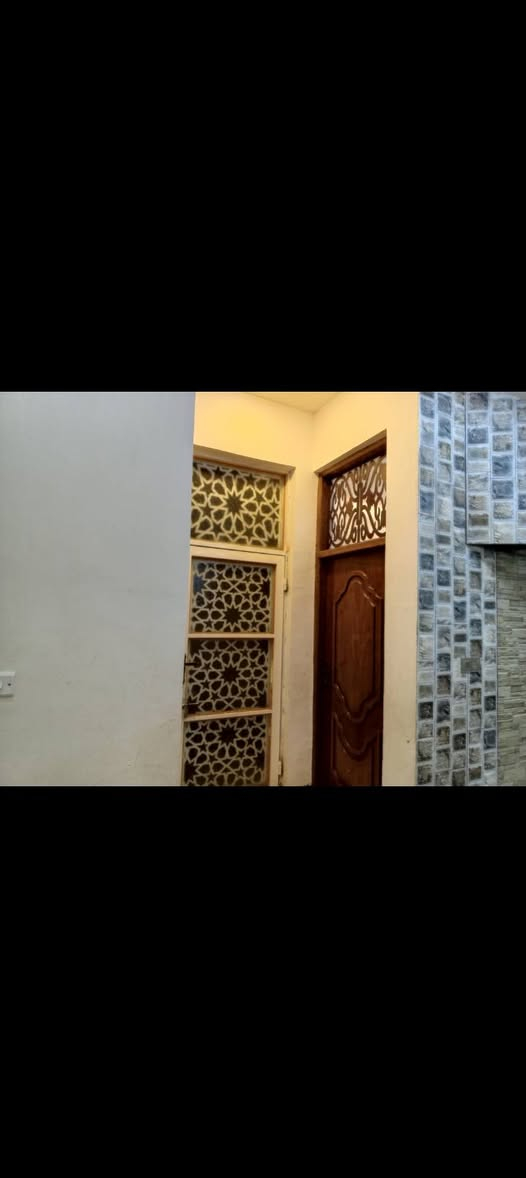 السلام عليكم بيت بخاجية الضباط قرب مدرسة النهرين الاهلية يتكون من 4غرفنوم صالة وهول مطبخ حار بارد مع 5حمامات ومنورين الواجهة الأمامية 12.5 النزال20المساحة الكلية 250 للبيع علما سنة البناء22 الاتصال على الرقم التالي ***********

