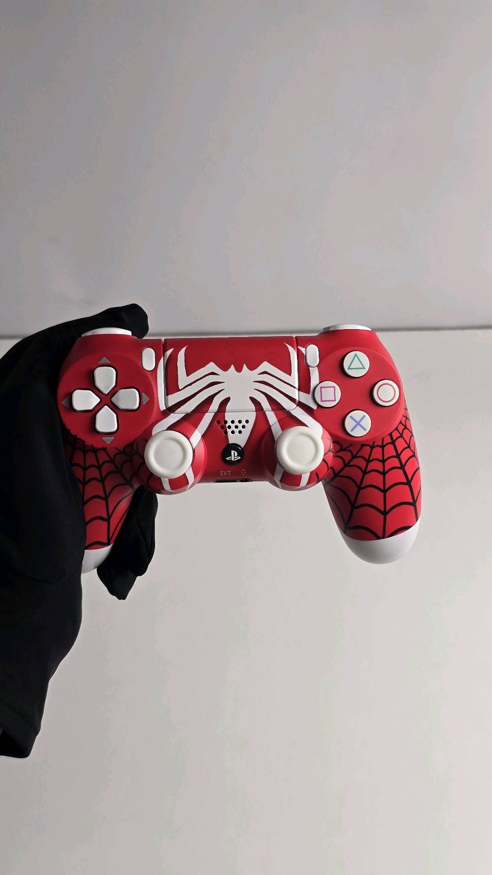 يد تحكم لاسلكية PS4 DualShock 4

استمتع بتجربة لعب مريحة ودقيقة مع يد تحكم DualShock 4 المتوافقة مع جهاز PlayStation 4. تتميز بتصميم مريح، أزرار استجابة سريعة، وعصاتي تحكم تناظريتين تمنحان تحكماً سلساً أثناء اللعب.

المميزات:

اتصال لاسلكي عبر البلوتوث.
لوحة لمس (Touch Pad) مدمجة.
أزرار SHARE و OPTIONS.
مكبر صوت مدمج.
بطارية قابلة لإعادة الشحن.
منفذ Micro USB للشحن.
تصميم مريح للاستخدام لفترات طويلة.
متوافقة مع أجهزة PS4 وبعض أجهزة الكمبيوتر. 

محتويات العلبة:

يد تحكم لاسلكية DualShock 4.
كيبل شحن USB.
علبة المنتج. السعر 25 الف التوصيل 5000 الف التفاصيل في رقم واتساب ***********