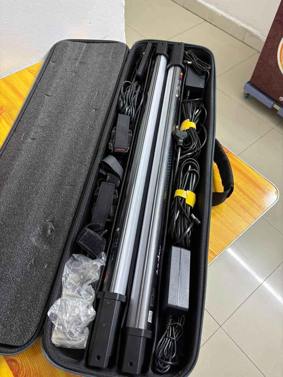 📸 معدات تصوير للبيع -بعدهن جديدات
1️⃣ رينغ لايتjmary دائري 
السعر:  30
2️⃣ ستاند إضاءة Qihe عدد ٢ (بعلبته - إصدار الذكرى الـ45) السعر: 80
3️⃣ ترايبودJmary KT285+NB50 السعر: 40
4️⃣ مايك لاسلكي Hollyland Lark M2 (Wireless Lavalier Mic)  بي   ضمان 5 أشهر السعر:  100
5️⃣ ستابلايزر DJI Osmo Mobile 8 (جديد - لسه مغلف) السعر: 150 
6️⃣ إضاءة Godox TL60-K2  بي  ضمان 5 أشهر السعر: 340  
📦 كل القطع بحالة ممتازة 📍 الموقع: كراده ساحه الاندلس للتواصل: ***********
