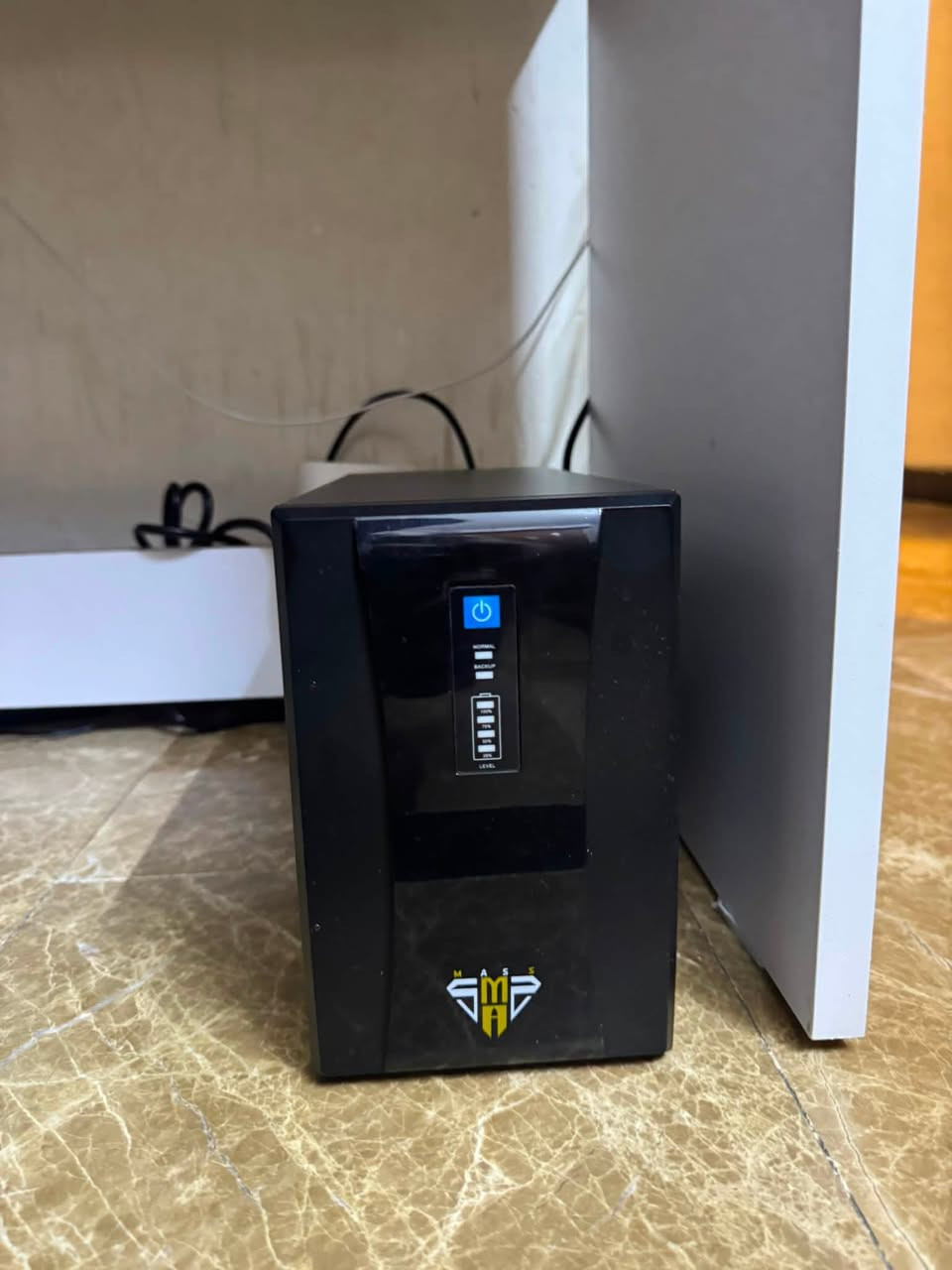للبيع: يو بي اس (UPS) بحجم ضخم 2000VA / 1200W جديد شبه زيرو
 الماركة والموديل: MASS - FSUPS2000VA
 القدرة والطاقة: 2000VA (يعادل 1200 واط فعلي) – قدرة عالية جداً تشغل أجهزة متعددة.
 الحالة: جديد بحالة الزيرو (Open Box / فتح باكيت للتجربة فقط)، بكاملي ملحقاته وكارتونته الأصلية (Open Box).
 سبب البيع: عدم توافق مع باور سبلاي حاسبتي الشخصية، لأن الحاسبة تحتاج نوع Online UPS حصراً.
 المواصفات والخصائص:
 منظم فولتية داخلي ذكي (Boost and buck AVR).
 شاشة وإضاءة إشارات مع حماية متكاملة من الحمل الزائد.
 خاصية الشحن أوتوماتيكياً وهو طافي (Off-mode charging).
 خاصية التشغيل بدون كهرباء وطنية (Cold start function).
 السعر: 125 ألف دينار (وبيه مجال بسيط للطيبين).

واتساب: ***********
