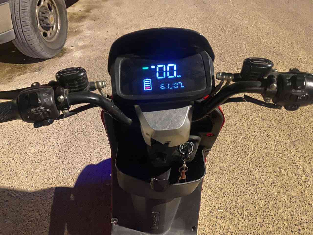 سلام عليكم R900
بطاريات هستوه شادهن 2026 صرفيه شحن انسه 32 امبير
نضام بك R
سويج واحد وياها 
دراجه كفراته تعبانه فقط 
ملف بطاريات عقل سرعه كلهن اكفلهن دراجه نشطه
سعر 425 وبيه مجال قليل حك الجيه 
***********
