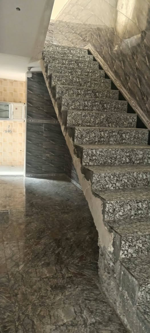 بيت للإيجار • خلف مجمع الرحاب • طابق ونص