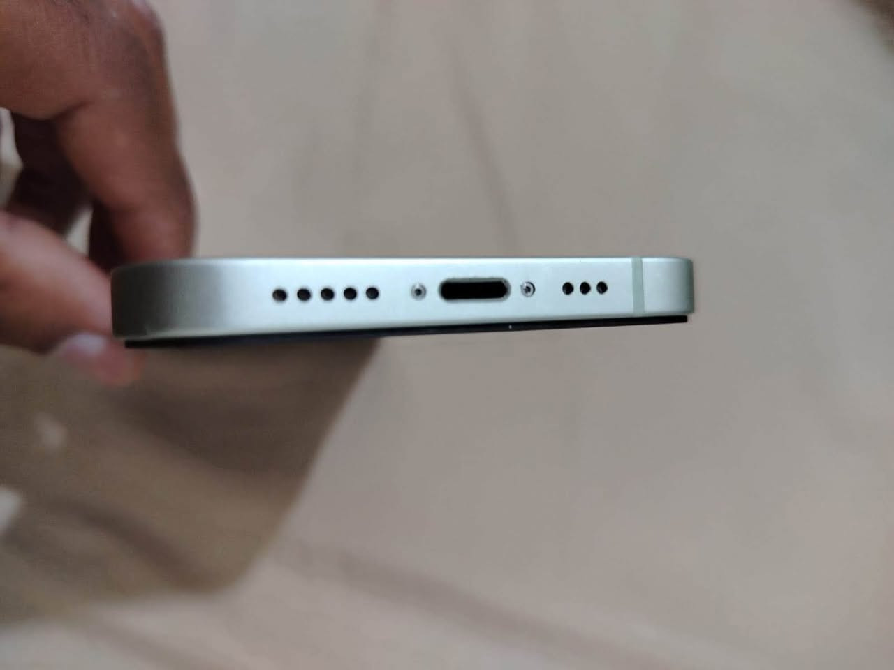السلام عليكم ايفون 12 عادي للبيع ذاكرة 128g تلفون كلش نضيف مبدل شاشة وبطارية نوعية كلش زينة السعر 275 وبي مجال مكاني بغداد للتواصل ***********
