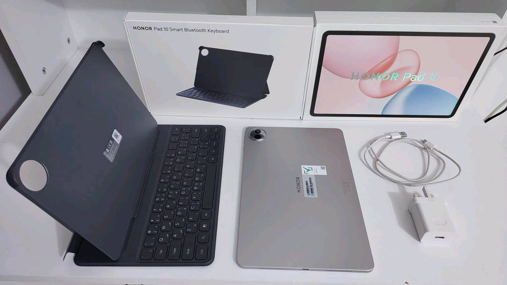 هونر باد 10 مستعمل للبيع

ذاكرة 256G والعشوائية 8G+8G

بطارية 10,100 مللي أمبير

المعالج:3 Qualcomm Snapdragon 7 Gen

الشحن: يدعم الشحن السريع بقوة 35 واط عبر منفذ Type-C  

​الشاشة: IPS LCD بحجم 12.1 بوصة، دقة 2.5K (1600 × 2560 بكسل)

معدل التحديث: 120Hz لسلاسة التصفح

ملحقاته كاملة مع كيبورد بلوتوث الاصلي +كفر دفتري

الكاميرا الخلفية: 8 ميجابكسل بفتحة عدسة f/2.0 مع تركيز تلقائي
​الكاميرا الأمامية: 8 ميجابكسل مخصصة للمكالمات والاجتماعات

السعر 425 وبي مجال
وين مكانك بالضبط؟ وبيك توصيل لو استلام شخصي فقط؟: 
البصرة ناحية خورالزبير ماعندي توصيل
الجهاز عليه أي خدوش/كسور/ضربة أو كله نظيف مثل ما مبين بالصور؟: 
مابي خدوش ولا كسور
هل بيه ضمان أو فاتورة شراء؟ وإذا اي شكد باقي من الضمان؟: 
اعتقد بي ضمان من الشركة
السعر 425 نهائي لو بيه مجال بسيط؟: 
بي مجال