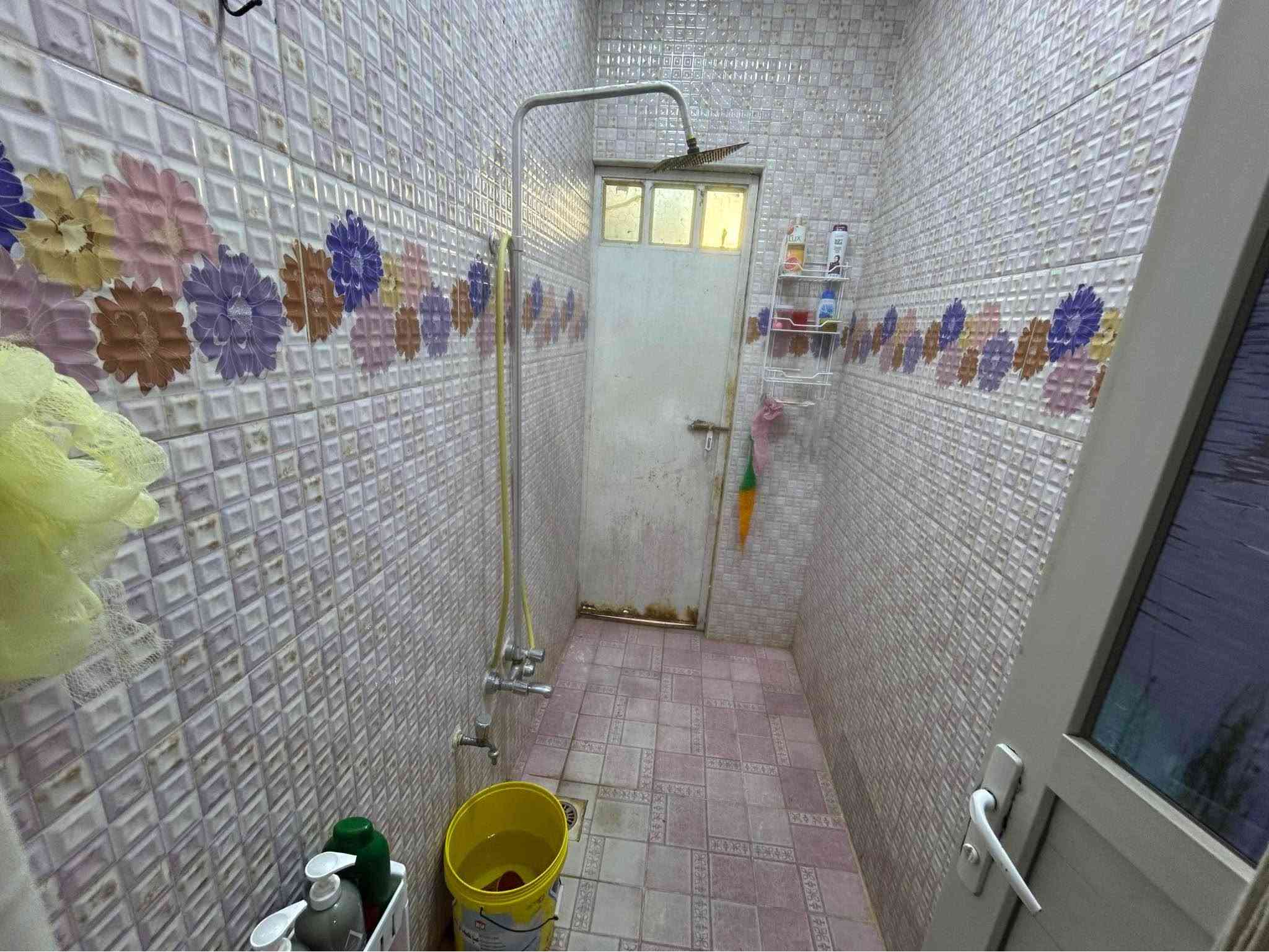 بيت للبيع بالبهادريه قرب حسينيه بني ساله مساحه 100 متر مربع ركن ماء ومجاري وكهرباء كلهاا يمك 
يحتوي على غرفيتن نوم وصاله واستقبال ومطبخ وصحيات بناء 2018 بيت نضيف وموجه ومنقه كلش حلوه وهادئه سعر 60 وقابل للتفاوض 
ملاحضه الارض وقف سني 
*********** البصرة, العراق
