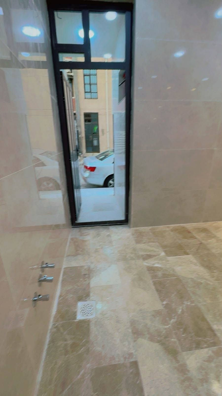 سلام عليكم مشتمل  عدد ( 1)50 متر للبيع ركن 🏡
دار واحد ركن
 واجهه 5
نزال 10متر 
بناء حديث درجه اولى 
يحتوي على صاله ومطبخ وحمام 
الطابق الثاني
غرفتين نوم.  حمام. عدد 2
طابق الثالث غرفه نوم وسطح 

العنوان :: الامن الوطني مقابيل شقق حي الصدام السكني السعر خاص رقم الهاتف ***********
