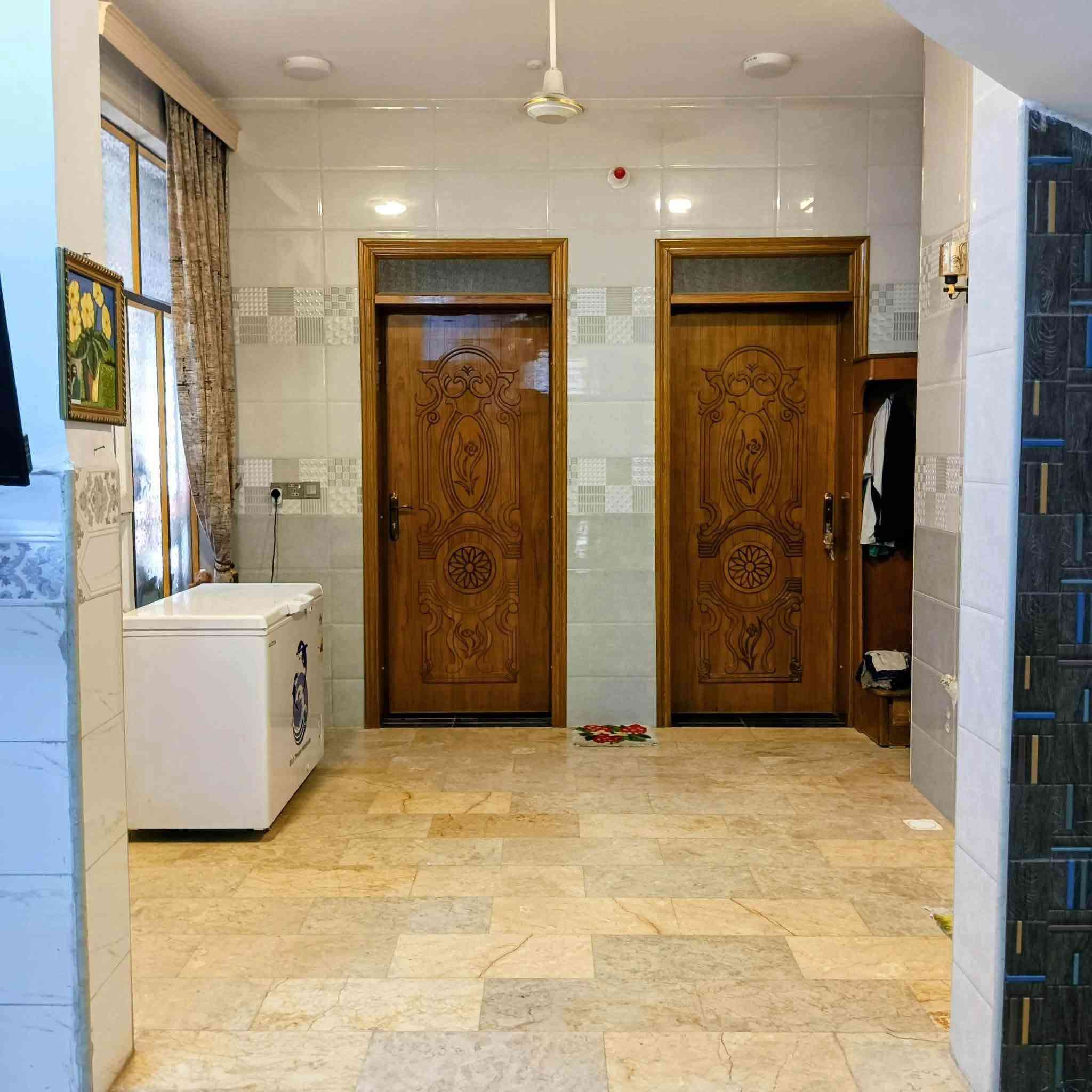 بيت للبيع (حي الرياض) خلف البريد بناء درجه أولى مساحه ٢٠٠م ١٠x٢٠ اساس رفت
استقبال مطبخ صاله كبيره صاله صغيره 

ثنين غرف نوم منورين ومجمع صحيات 

الطابق الثاني 2 غرف نوم وصاله ومجمع صحيات.ملاحظة الطابق الثاني بي نواقصه  بسيطة محجر وابياض فقط. للتواصل *********** بي وتس أب.
