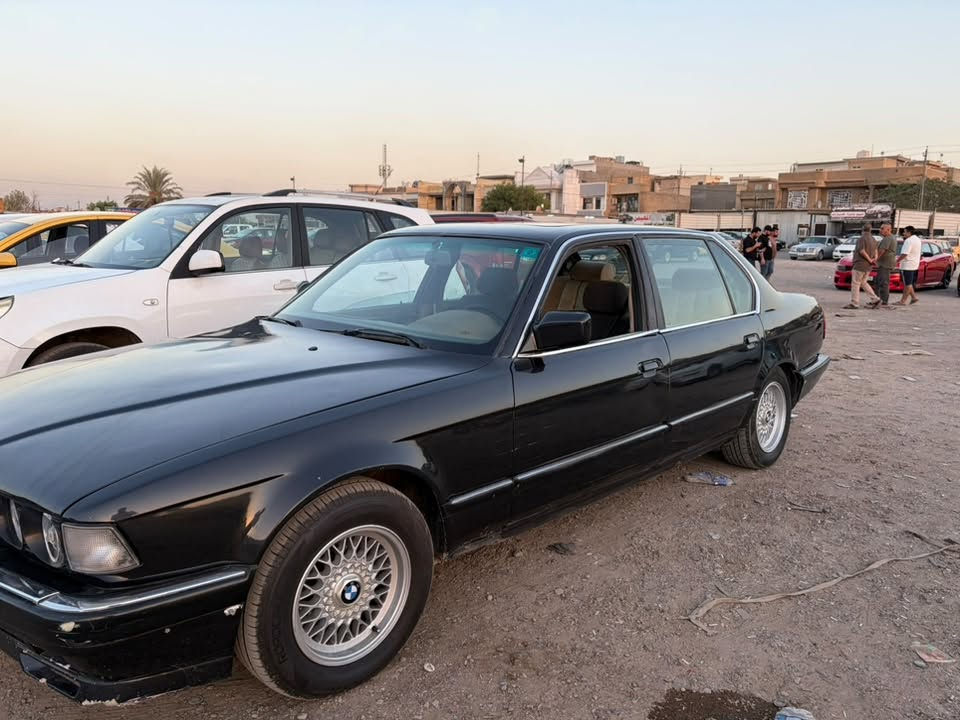 بي ام 735iLباب طويل مديل 1992رقم ديالى جديد  السياره كير مكينه جديد كير عادي مصبوغه عام للجماليه تخم ويل وتاير جديد تبريد شغال بس ناقص غاز  *********** مكان سياره حي الحسين
