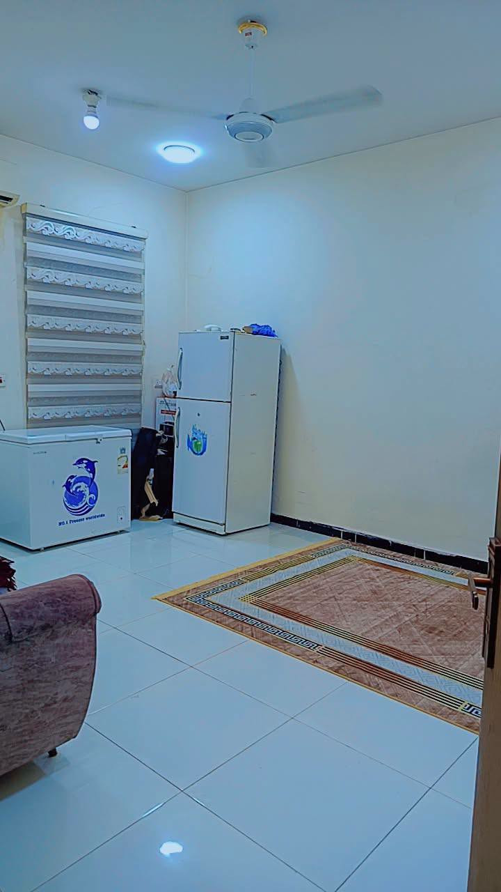 طابو ملك صرف
 تحويل اسهم مباشر بأسم المشتري
بيت حديث بناء درجه اولى بمساحة 225متر طابقين يحتوي ع 5 غرف نوم مع صالتين واستقبال ومطبخ ومجاميع صحيه عدد3 بسعر 190قابل للتفاوض في شارع الحافظ مقابل مجمع فلل الفردوس للاستفسار ***********

نص مكتوب في الصور:
- ٧:١٠ م
- الأربعاء
- ٢٠٢٦/٠٨/٠٥