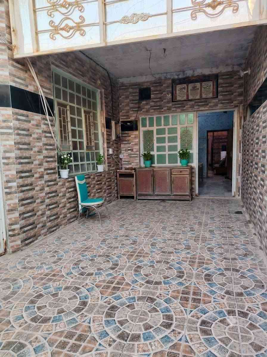 بيت طابو صرف مساحة ١٧٥ م على شارع ٢٠ م يتكون من غرفتين  ومطبخ واستقبال وصالة وصحيات داخلية وخارجيه ومنورين السعر ١٣٠ 
العنوان ناصرية دور الزراعة المنطقة خدمات كاملة للاستفسار ***********
