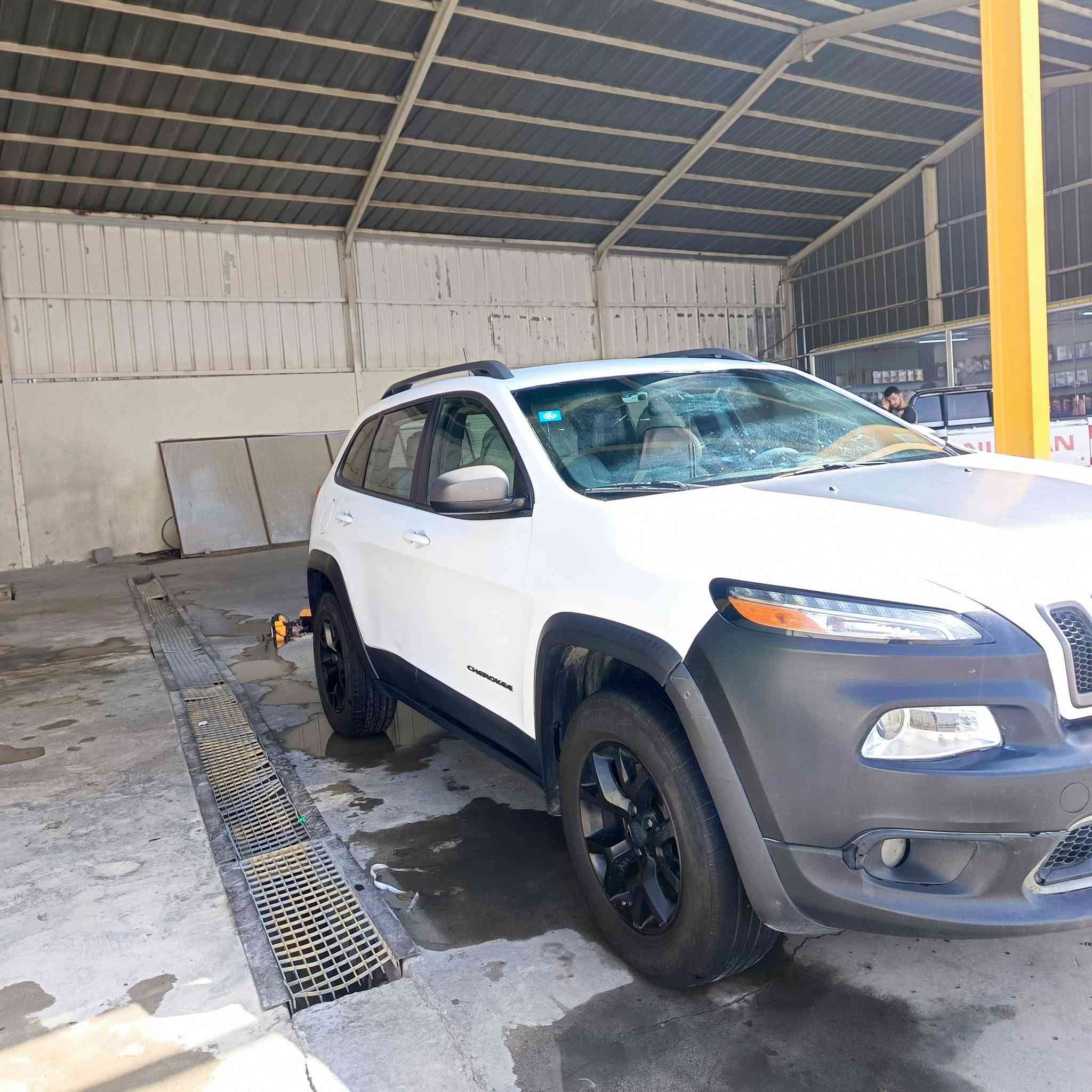 جيب شيروكي ( بزون ) موديل 17
فئة تريل هوك
محركة 6 سلندر 3200
كير 9 نمر رقم انكليزي باسمي تبريد ثلج 
بيها منظومة غاز 
صورة الحادث مال امريكا ورقم الشاصي موجوده بالصور
كل الملاحظات موجود بالتصوير
السعر 125 وبيها مجال‏‪***********‬‏
