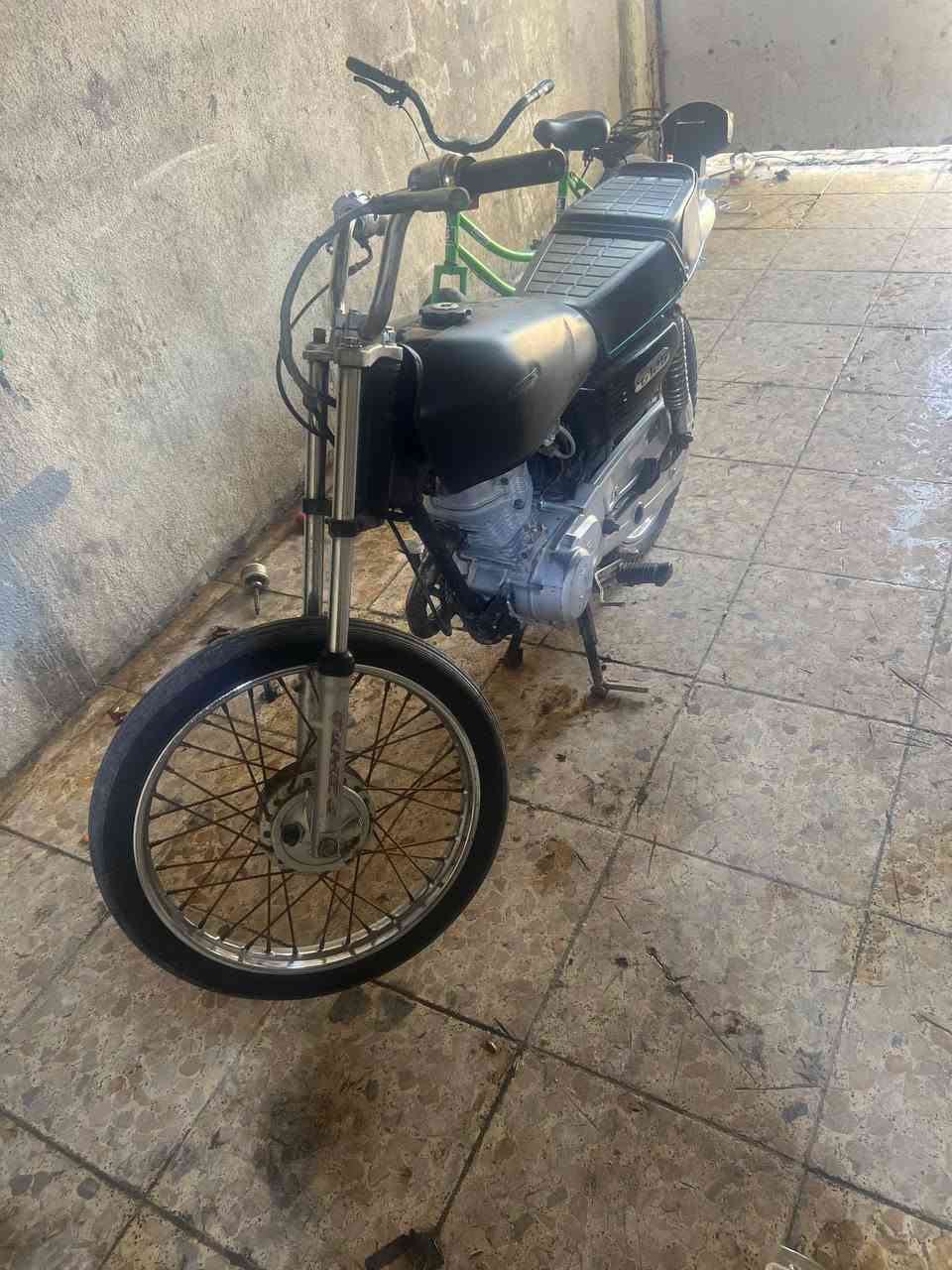 السلام عليكم شباب نامه شلامجه ما مفتوحه نشطه صوته حلو مناقصه شي بس ويل كدام يرادله تكبين شوي بي عواج دراجه غراضه كله جديد توه مبدلهن تانكي وكشن وبريك وطوبه مال بريك كلهن جدد وصينيه زنجيل ويل وتاير جدد لوره وسيبايه وياها انطيها ب375 وبيها مجال حك جيه مكاني المعقل ***********راسني وتدلل
