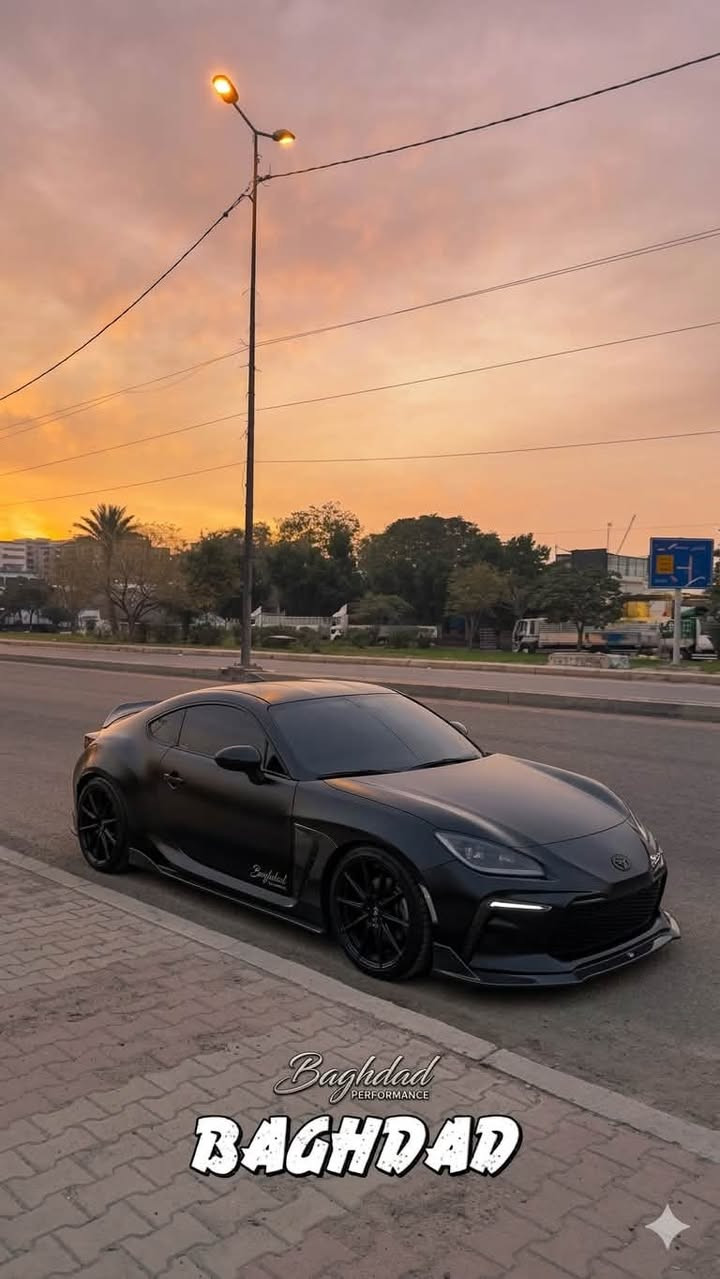 بيع مستعجل🚨🚨🚨🚨🚨🚨🚨🚨🚨
السلام عليكم شباب..
للبيع الوحش الياباني الرياضي Toyota GR86 Premium موديل 2024، فئة البرميوم (أعلى مواصفات بالشركة)، سيارة مميزة جداً بالأداء والمظهر وجاهزة للاستخدام مباشرة.

مواصفات السيارة:

 المحرك: 2.4L بقوة 228 حصان (تنفس طبيعي).

 ناقل الحركة: أوتوماتيك (كير أوتوماتيك مع شفتات بالستيرن Paddle Shifters للمتعة الرياضية).

 الدفع: خلفي (RWD) مع نظام Torsen® محدود الانزلاق للثبات والمنعطفات.

 الممشى: 30 ألف كيلومتر فقط.

 المظهر الخارجي والداخلية:

 ويل 18 بوصة بلون أسود مطفي (Matte Black) الأصلي الخاص بفئة البرميوم.

 سبويلر خلفي رياضي (Duckbill) مدمج بلون السيارة.

 إضاءة LED أمامية تفاعلية بالكامل (Adaptive Headlights).

 كراسي رياضية هاف جلد وخامة (Alcantara) دبل لون مع تدفئة وتبريد الكراسي.

 شاشة رئيسية قياس 8 إنش تدعم Apple CarPlay و Android Auto مع نظام صوتي مطور (8 سماعات).

 كاميرا خلفية وحساسات أصلية.

وضعية الحوادث والضرر (بمنتهى الشفافية):

 البنيد: راجع بارد فقط (بدون صبغ).

 باب السايق: صار بيها حادث هنا بالعراق وتم تبديل الباب بالكامل (تبديل باب وكالة ومطابق بدون أي فروقات أو عيوب).

 الشواصي والارباقات وكالة وسليمة 100%، والسيارة جاهزة من كل النواحي وما تحتاج أي مصاريف.

ملاحظة:

السيارة مظللة ومطلع بيها سنوية والتظليل لمدة سنة و٨٠ بالمية العتم مالته 

رقم الشاصي: JF1ZNBE19R8758297++ صور حادث الباب موجودة بالمنشور

التفاصيل والاتصال:

 مكان السيارة: بغداد، العامرية.

 السعر المطلـوب: 183  وبيها مجال

 للتواصل والاستفسار: [***********]  موجود اتصاال + واتساب فقطط

نص مكتوب في الصور:
- Baghdad PERFORMANCE BAGHDAD
