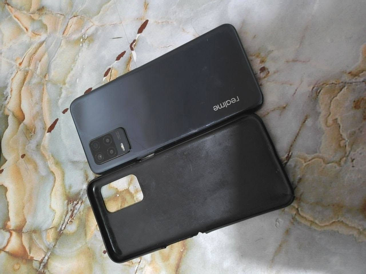 السلام عليكم ، جهاز realme 8 5G ، الجهاز كبالكم و بصمتة شغاله وكامرتة زينة و الشاشة مبيها شي بس مبدلة شاشتة يعني مو البلادية ، باترية بلادي و الجهاز صيدة و بالعافية عاليشتري ، سعرة ١٣٠ الف بي مجال بسيط كلش ، واتس ***********
