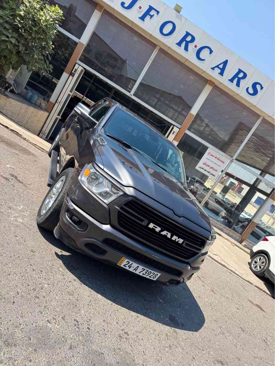 دوج رام موديل ٢٠٢١ سيارة كلين بدون صبغ 
كير محرك كهربائيات كل بشرط سيارة مواصفات بيك هورن ماشية ١٥٥ الف سيارة سيارة باب قصير رقم جديد تحويل بشرط سعر ٢٣٨ ورقة ومجال مكان سيارة دهوك 
*********** دهوك, العراق
