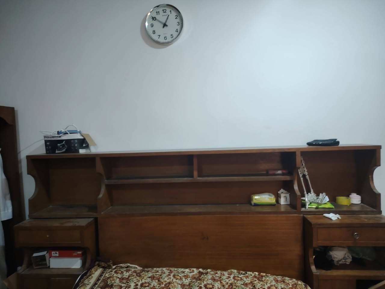 سلام عليكم 
غرفة نوم خشبيه متكامله 
جرباية +زاوية للملابس
ميز مراية + كومدي 
وباقي التفاصيل موضحه بل صور 
كلهن بحاله جدا نضيفه 
لايوجد كسر او خلع في اي قطعه 
تكمه وخشب وصاج قوي ماشاء الله 
السعر 450وبيه مجال بسيط 
***********
