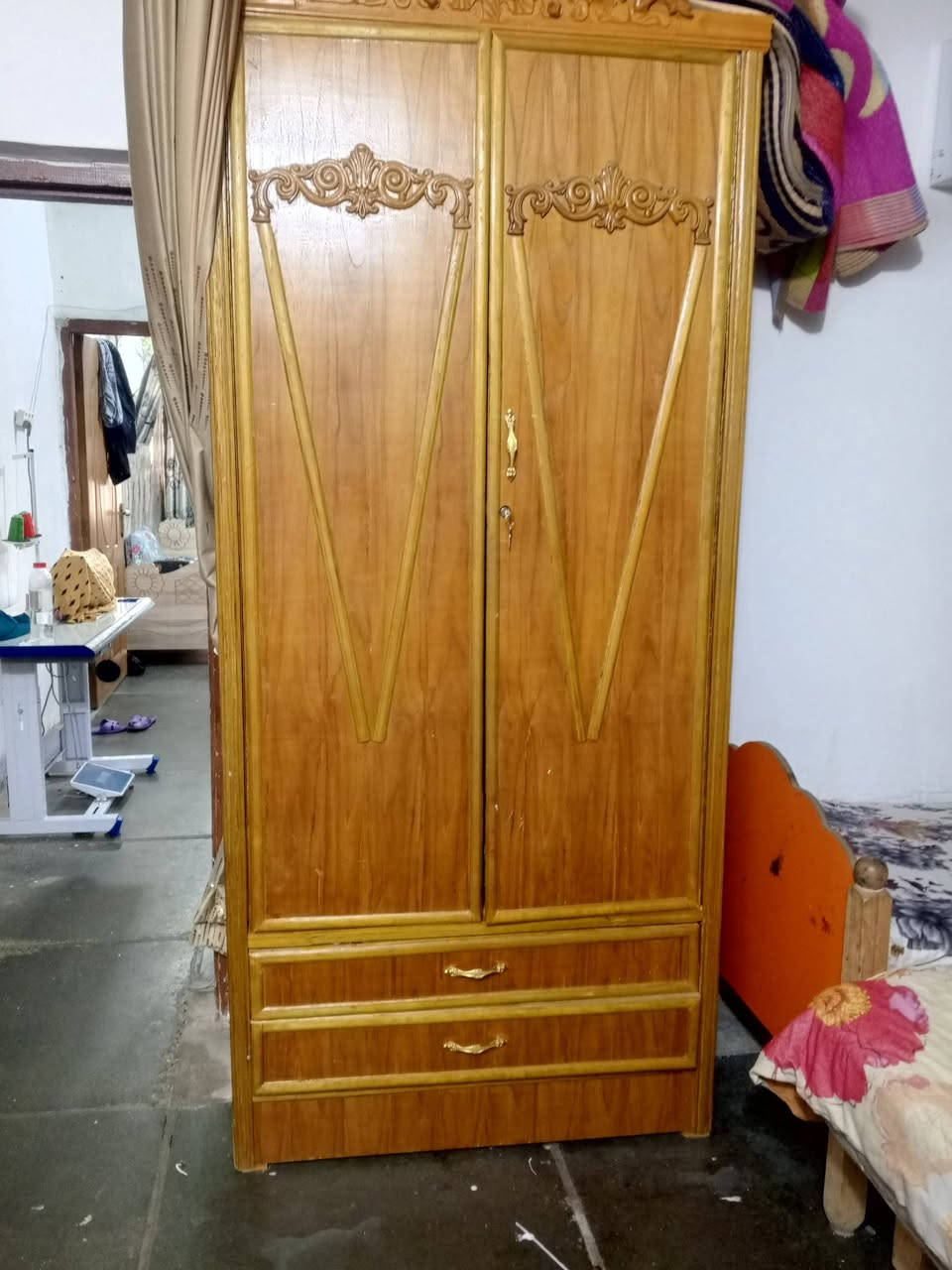 غرفه للبيع ب 900وبيه مجال ***********
