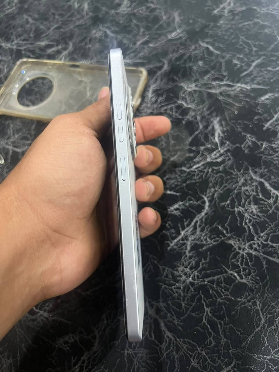 للبيع هاتف Tecno Spark 30 كراتين تلفون مستخدم قليل كلش صار فتره من اخذته تلفون  سعر (250 وبي مجال)
موصفات تلفون👇
​الجهاز سريع، شاشته صافية، وdoesn't lag (بطارية قوية وكاميرا واضحة). المواصفات بالتفصيل:
​الشاشة: كبيرة 6.78 بوصة بدقة +FHD وبتحديث 90 هرتز سلس جداً.
​الذاكرة والتخزين: مساحة تخزين كبيرة مع رامات ممتازة لتشغيل كل التطبيقات والألعاب.
​الكاميرا: خلفية قوية بدقة 64 ميجابكسل لصور واضحة، وأمامية 13 ميجابكسل مع فلاش للسيلفي.
​البطارية: عملاقة 5000 ميللي أمبير تدعم الشحن السريع 33 واط.
​مميزات إضافية: صوت ستيريو مزدوج، بصمة جانبية، ومقاومة للرذاذ.
​📍 الموقع: المشخاب 
📞 اتصال والاستفسار ***********
للبيع هاتف Tecno Spark 30 كراتين تلفون مستخدم قليل كلش صار فتره من اخذته تلفون  سعر (250 وبي مجال)

