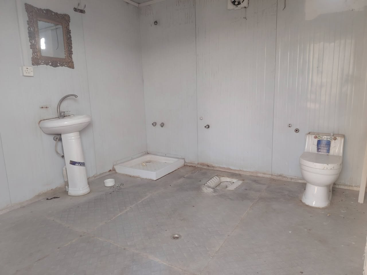 كرفان صحيات 
كرفان 3*3 صحيات
مستعمل نضيف حمام مشترك 
كهربائيات كامله
المكان بغداد العبيدي
الرقم ***********

