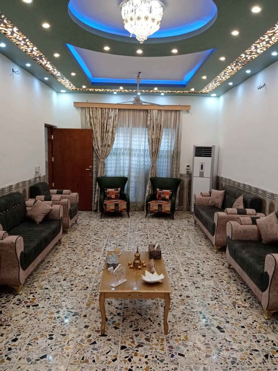 للبيع دارسكن طابقين ٢٥٠م الرمادي حي الدواجن بناء حجر ٢٠١٩ استقبال كبيره مطبخ واسع ٤حمامات ٧سبالت ٤غرف نوم السعر ٢٦٥مليون للاستفسار وتس ***********؛؛؛ ***********
