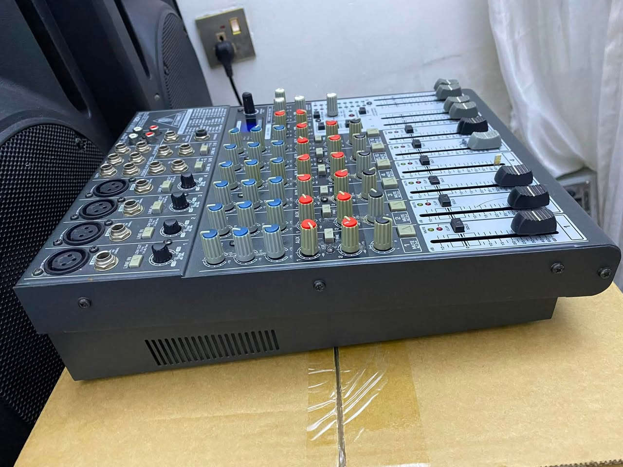 ميكسر  behringer   للبيع
نظيف  و بشرط   و ممفتوح   
100 الف  قفل 🔒 
مكان اربيل 
توصيل موجود لكل محافظات 
*********** واتس اب
