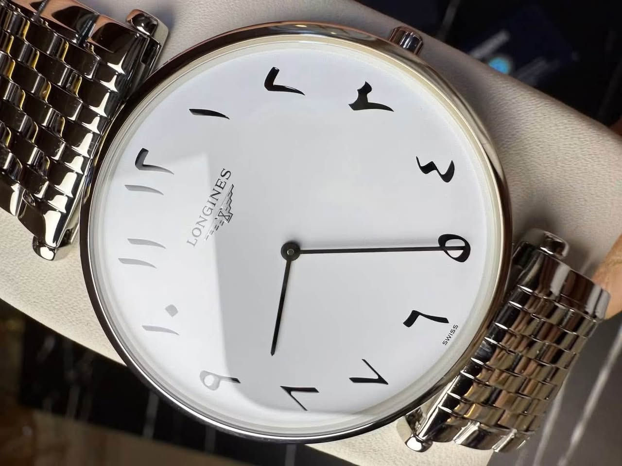 LONGINES

LA GRANDE CLASSIQUE DE

وكالة كامل المرفقات 

ضمان سنة 

قطر 39

زجاج زفير مقاوم للخدوش 

ارقام عربية 

مقاوم للماء 30 متر 

كوارتز 

توجد خدمة توصيل 

***********
