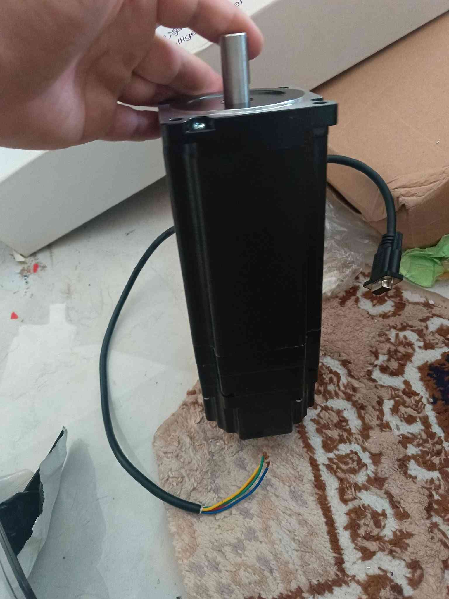 قطعة ثكيل يطلع وزها تقريبا 20كيلو إلي مهتم ينطي بيها سعر
