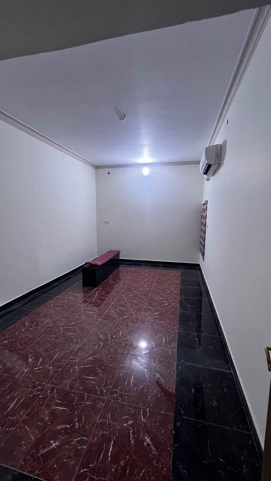 #للايجار
بيت في الحي المهندسين بناء حديث طابقين يحتوي على 4غرف استقبال صاله مطبخ كراج صحيات موقع سكني مميز 
***********
***********
