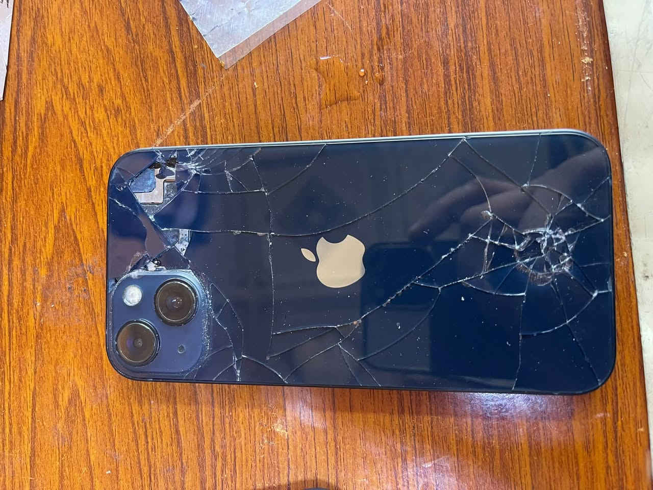 سلام عليكم ايفون ١٣عادي مثل ما موضح بل صوره ضهره مكسور ول بطاريه خدمه ٧٧مراوس ايفون ١٣برو ماكس ونطي فرق مكاني العامريه شارع المنظمة رقمي وتساب ***********
