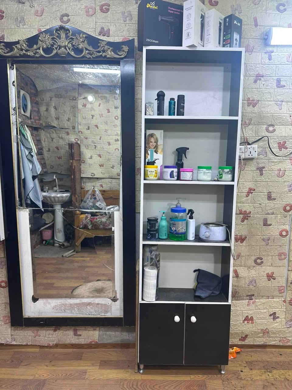 ميز حلاقه 
وفاترينه ورف
مدينة الصدر 
***********
