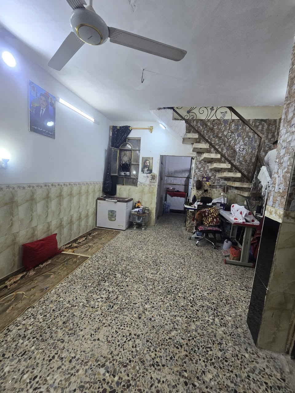 بيت لبيع بشارع المطار القديم المساحه ٦٠متر طابقين كونكريت مسلح الطابق الاول والثاني عكاده بناء بلوك  يحتوي على غرفه وصاله صغيره ومطبخ وستقبال ومكشوفه وصحيات السعر ١٧ وبي مجال قليل للستفسار ***********

