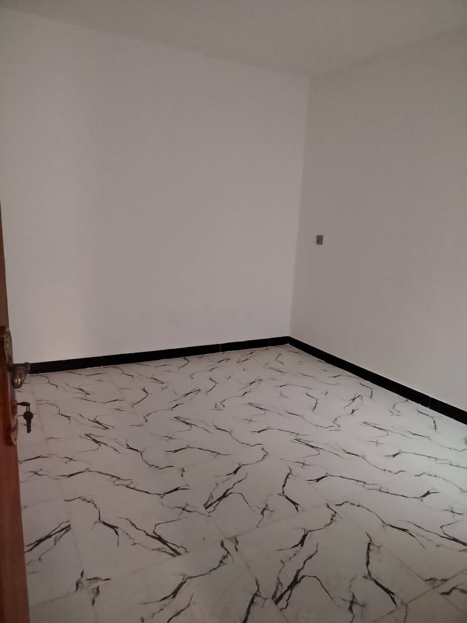 دار ٥٠ م طابوك صب كونكريت يتكون من غرفه وصاله ومطبخ شارع حاتم الخير مكانه كلش حلو السعر ٢٥ وبي مجال ***********
