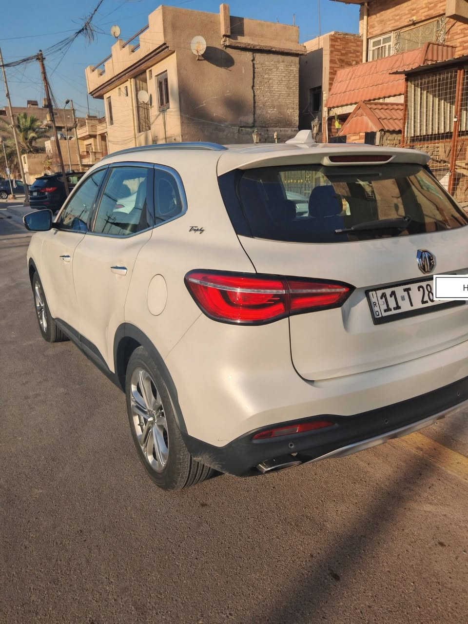 للبيع سيارة ام اجي HS MG 2020 تروفي
#للبيع MG Hs 3.0T فول 1/1
‎‏‎‏‎موديل : 2020 
فئة تروفي اعلى فئة بال hs

‎ المحرك : 2.0  توربو (بنزين)
مع امكانية تفعيل الدفع الرباعي.
سيارة فخمة جدا!

‎‏‎اللون: ابيض 
العداد 60 الف كم 
خليجي من العراق الشركة الرسمية.

بيها بارد بسيط جدا بين باب السائق والخلفي حتى بالصور ممبين وضربات حصو صغير بالجامه الامامية معالجها (بالصور موضحهن) اثر من تطلع على السريع والطرق يطفر عليك.

والباقي شخوط وطخات بالدعاميه وغيرها الي اعتيادي لاي سيارة لأكثر من كم سنة بالشارع. الداخل نظيف جدا.
 
مكان السيارة: بغداد الغدير قرب ساحة ميسلون.

 ‎ السيارة مرقمة بغداد سنوية مجدده لخمس سنوات هاي السنة والرقم جديد ايضا

جميع الصيانة الدورية معمولة لها:
- تبديل دهن محرك وفلاتر محرك والشوته والتبريد كل 4500 كم بافضل الانواع من موتل اكس كلين بلس
- تنظيف ال10 الف وال20 وال30 الكامله مع فلاش دهن محرك بين كل تبديله وتبديله.
- 40 الف تبديل زيت الكير مع الفلتر.
- 50 الف تنظيف محرك والخزان تنظيفه ال bg الكامل 4 علب. 
- اطارات حديثة قبل سنه مبدل صيني اصلي معروف.
- تبديل وتنظيف سائل الفريزر مبرد السيارة بالشركه.
- تبديل بطارية AGM تركي Mutlu اصلي وكالة 70 امبير قبل كم شهر اطول اكثر من 3.5 الى 4 سنين يله يحتاج تبدله.
- يعني مصاريف الصيانه الدوريه الى حد ال 60 الف كم المكلفه كلها كامله ميحتاج تحير بيها.

المواصفات:
داخل جلد احمر 
محرك 2.0 تيربو
ناقل سرعة دبل كلتش 7 سرعات
قوة المحرك 231 حصان
عزم الدوران 360 نيوتن/متر
‏نضام AWD فور ويل
جنط 18 المنيوم
اطارات جديده
مصابيح نهارية LED
اضاءة ترحيبية
هاند بريك الكتروني ( بصمة هاند بريك)
مكابح انتظار الكترونية AutoHold
‏A.B.S
نظام الثبات الالكتروني ESP
نظام توزيع قوة الكبح EPD
نظام مكابح المنعطفات CBC
نظام مراقبة ضغط الهواء في الاطارات
نظام مساعد صعود التلال HAC
نظام مساعد نزول التلال HDC
نظام مكابح من كونتينتال
حساس خلفي
نظام ايقاف المحرك عند الانتظار Stop&Go
مرايا كهربائية مع تدفئة
اشارات في المرايا الجانبية
مرايا قابلة للطي كهربائيا
مقود جلد
فتحة تكيييف خلفي
نوافذ كهربائية مع فتح واغلاف اوتوماتيكي
مثبت سرعة
بصمة
مقود قابل للتعديل
شاشة 10.1 انج
نظام ملاحة (نافيجيشن)
ثلاجة
بلوتوث
مداخل USB  مع شاحن
‏Android Auto
‏Apple Car Play
تحكم بالمقود
عادم مزدوج ( دبل اكزوزت)
ارضيات MG
كروم حول النوافذ
شبكة كروم
مرآة داخلية تعتيم
فلتر لتنقية الهواء و فلتر للغبار
مقابض كروم
حساس مطر
اغلاق النوافذ تلقائيا عند قفل السيارة
مصابيح امامية LED كريستال
مصابيح خلفية LED مع اضاءة تتابعية
اضاءة داخلية 44 لون
6 وسائد هوائية
نظام كشف النقطة العمياء
حساس لكشف السير الجانبي عند الرجوع للخلف بالسنتمترات يطلع المسافة
انذار فتح الابواب للاطفال
مقاعد امامية كهربائية
مقاعد رياضية فاخرة مطعمة بالكنتارا
ناقل سرعة في المقود (بادل شيفتر)
تكييف الكتروني ثنائي المنطقة
فتحة سقف بانوراما
حقيبة كهربائية شفط (دبة كهربائية)
شاشة عدادات 12.3 انش
4 أنظمة قيادة سبورت/قياسي/اقتصادي/مخصص
نظام قياد Super Sport للسرعة الفائقة

 
السعر 145 ورقة

الاتصال راسل الحساب او رقم الهاتف:
***********

نص مكتوب في الصور:
- HS