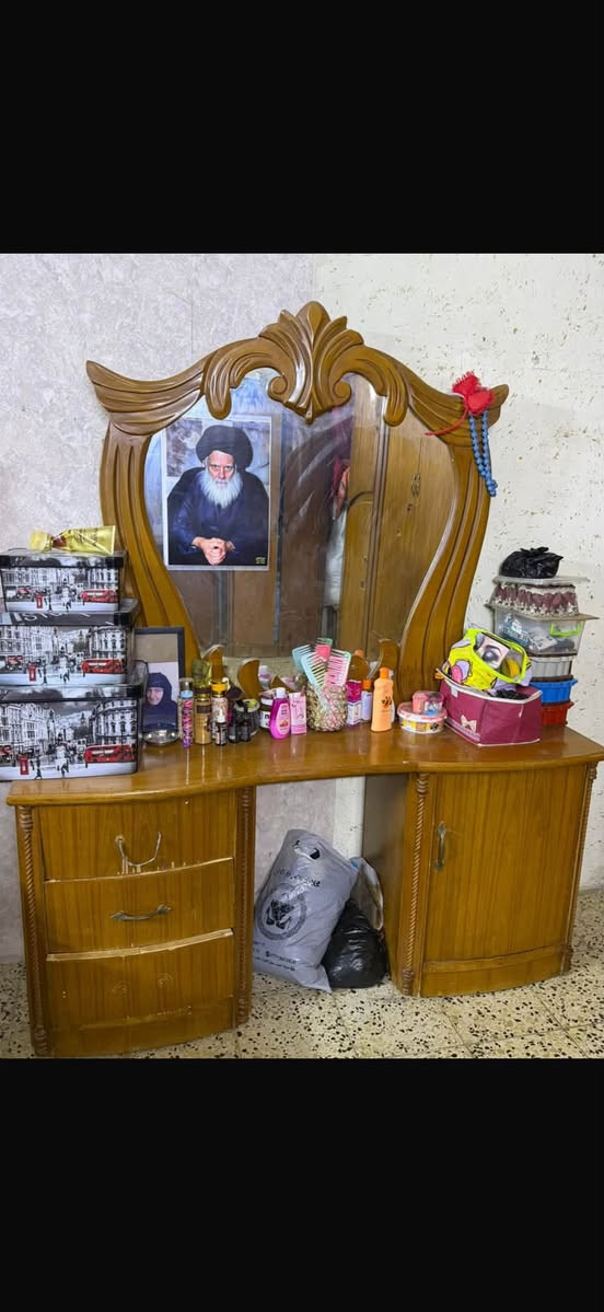 غرفه نضيفه وتفصال يشهد الله 
وماصارلها اهواي من سويتها واريد ابيعها ب٥٠٠ وبيها مجال  
‏***********
