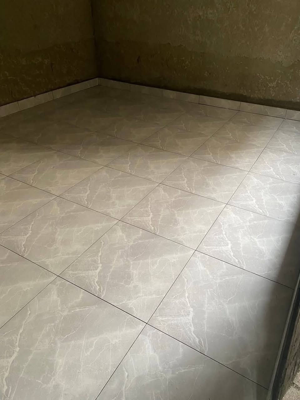 سلام عليكم اسطه كاشي سيراميك شغل درجه اولى  متفرق حالياً.. متوفر اتصال اواتساب ***********
