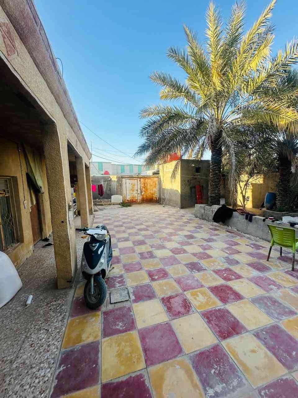 السلام عليكم بيت للبيع ب الرميثه منطقى الجزره البيت مساحه 550  يحتوي على ٣ غرف نوم +صاله 7 امتار + مطبخ 
صحيات داخليه +حديقه وكراج +حديقه مغلقه  +براني. 13متر مع صحيات وطرمه معزوله عن البيت مع مباشره الجهد الخدمي. ب شارع. مي مجاري جاهزه وجاي يشتغلون مقرنص   للاستفسار مراسله او الاتصال ع رقم ***********
